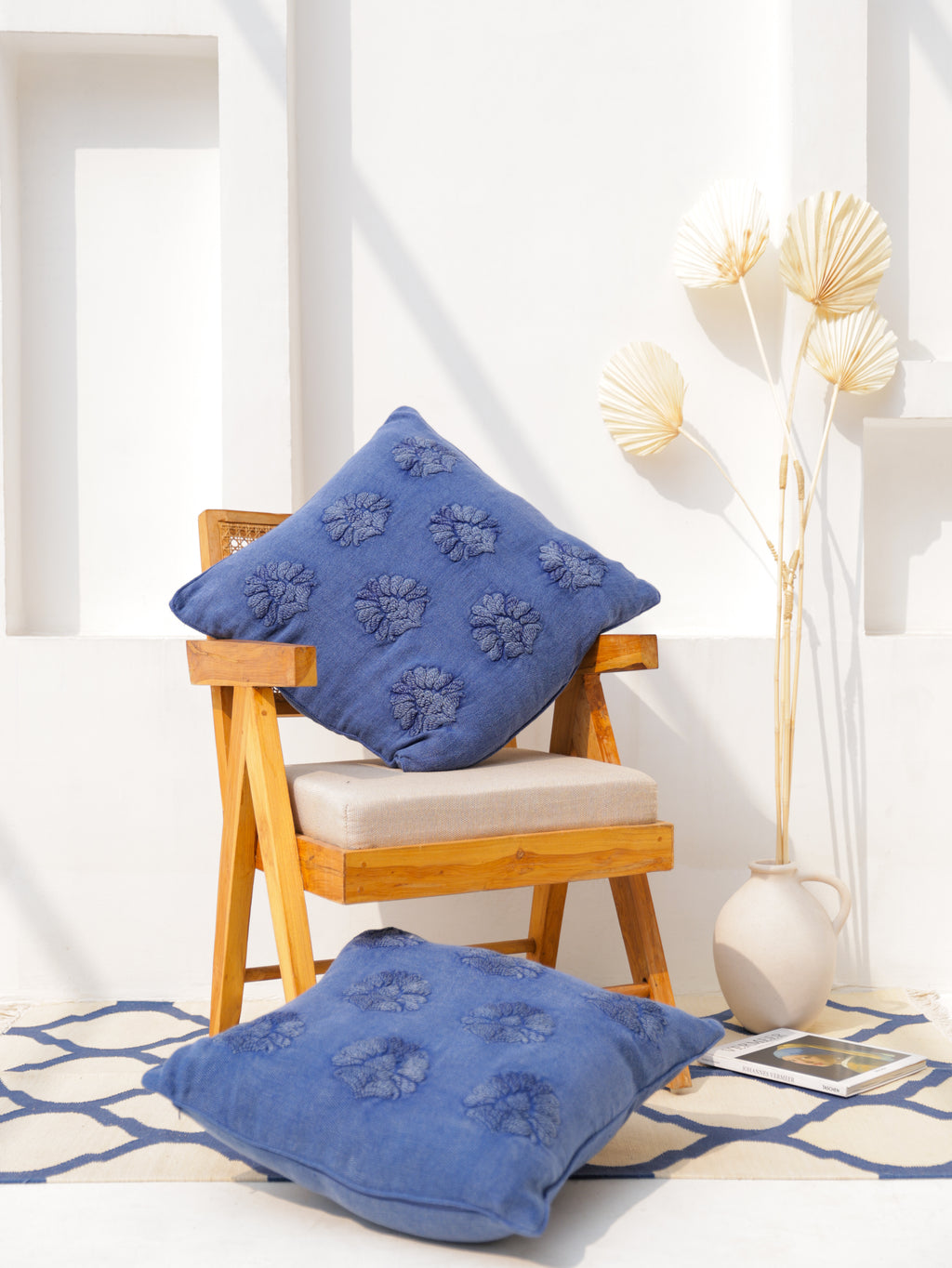THE FLOWER MOTIF CUSHION