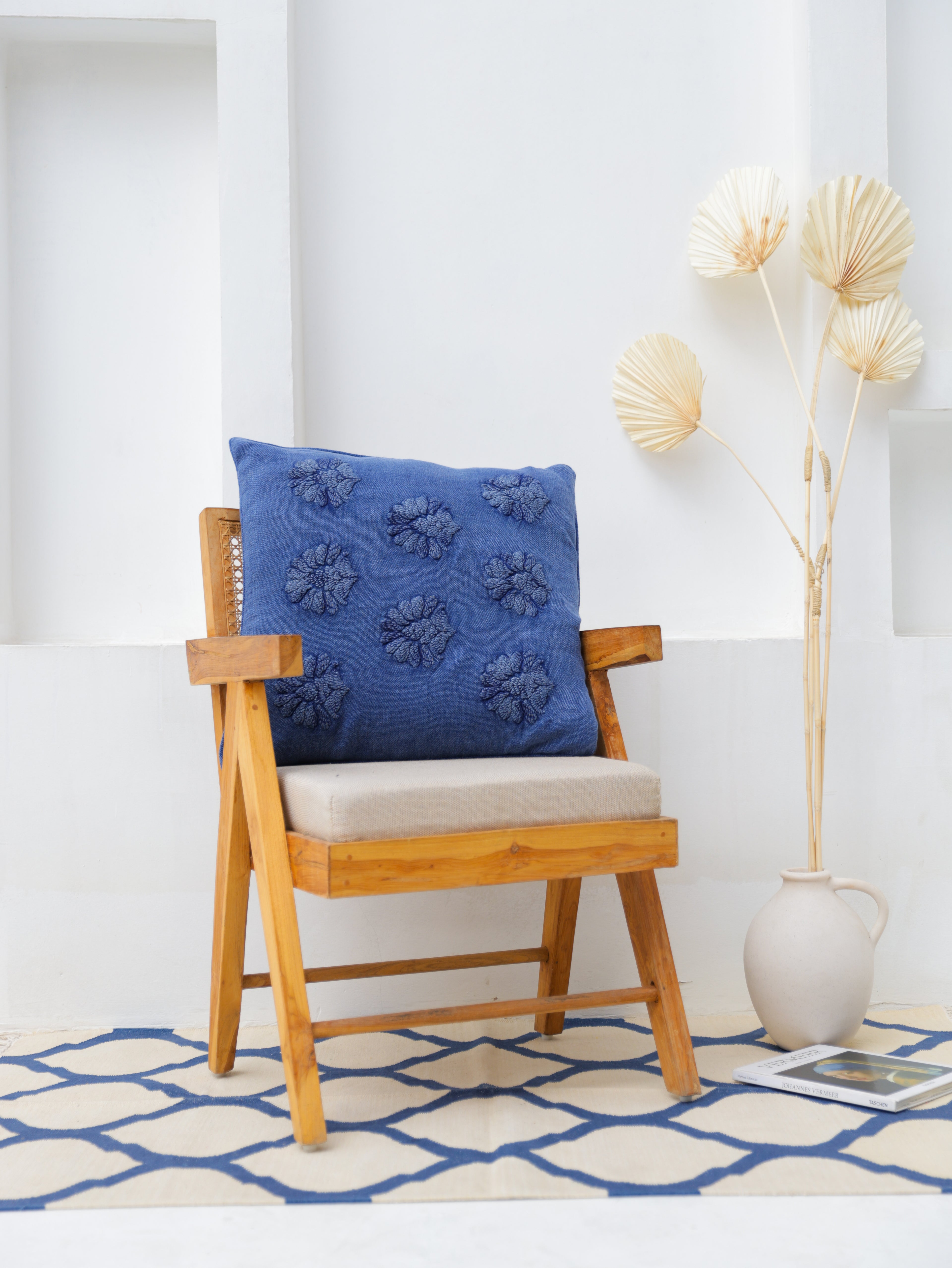 THE FLOWER MOTIF CUSHION