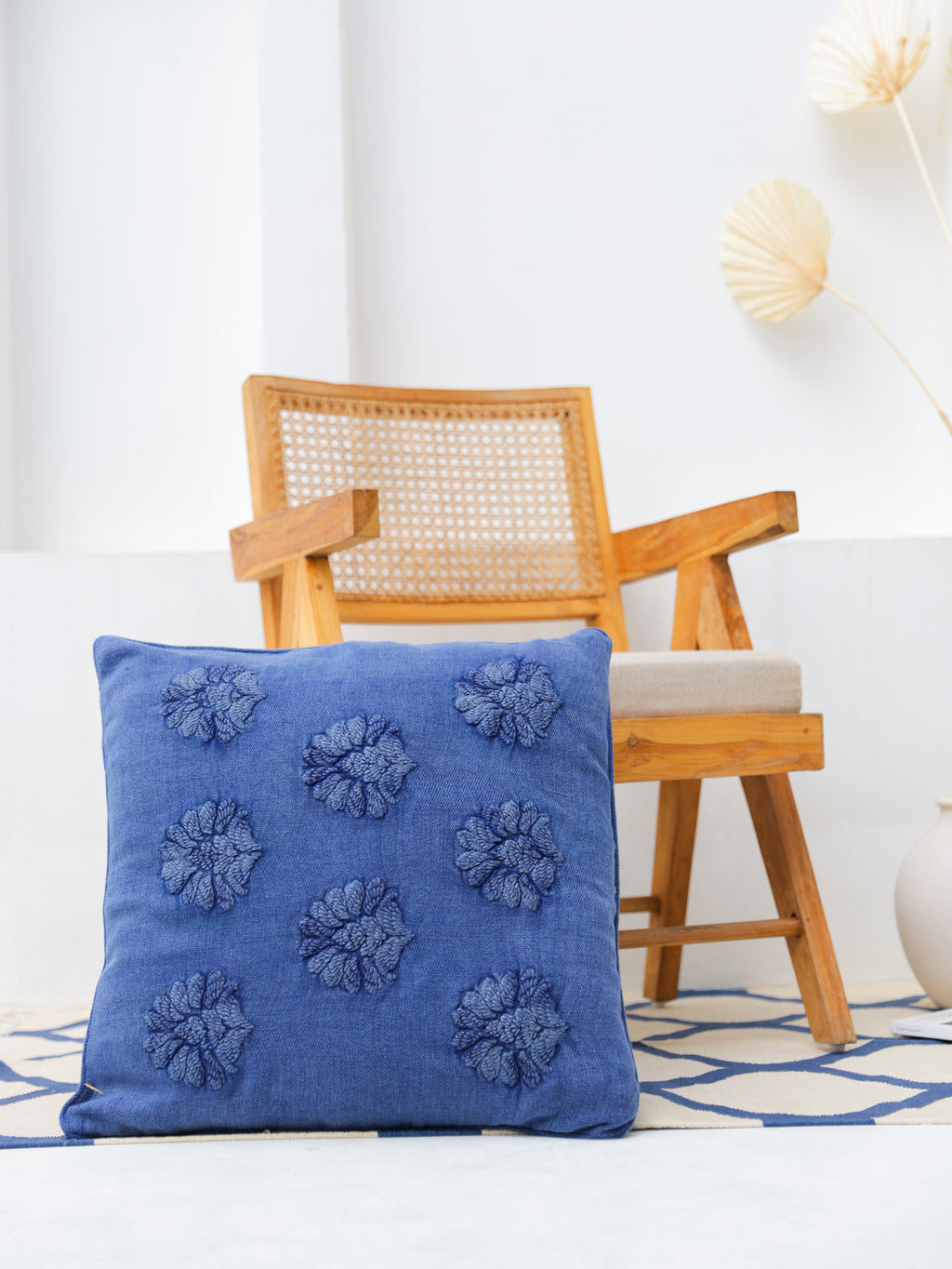 THE FLOWER MOTIF CUSHION