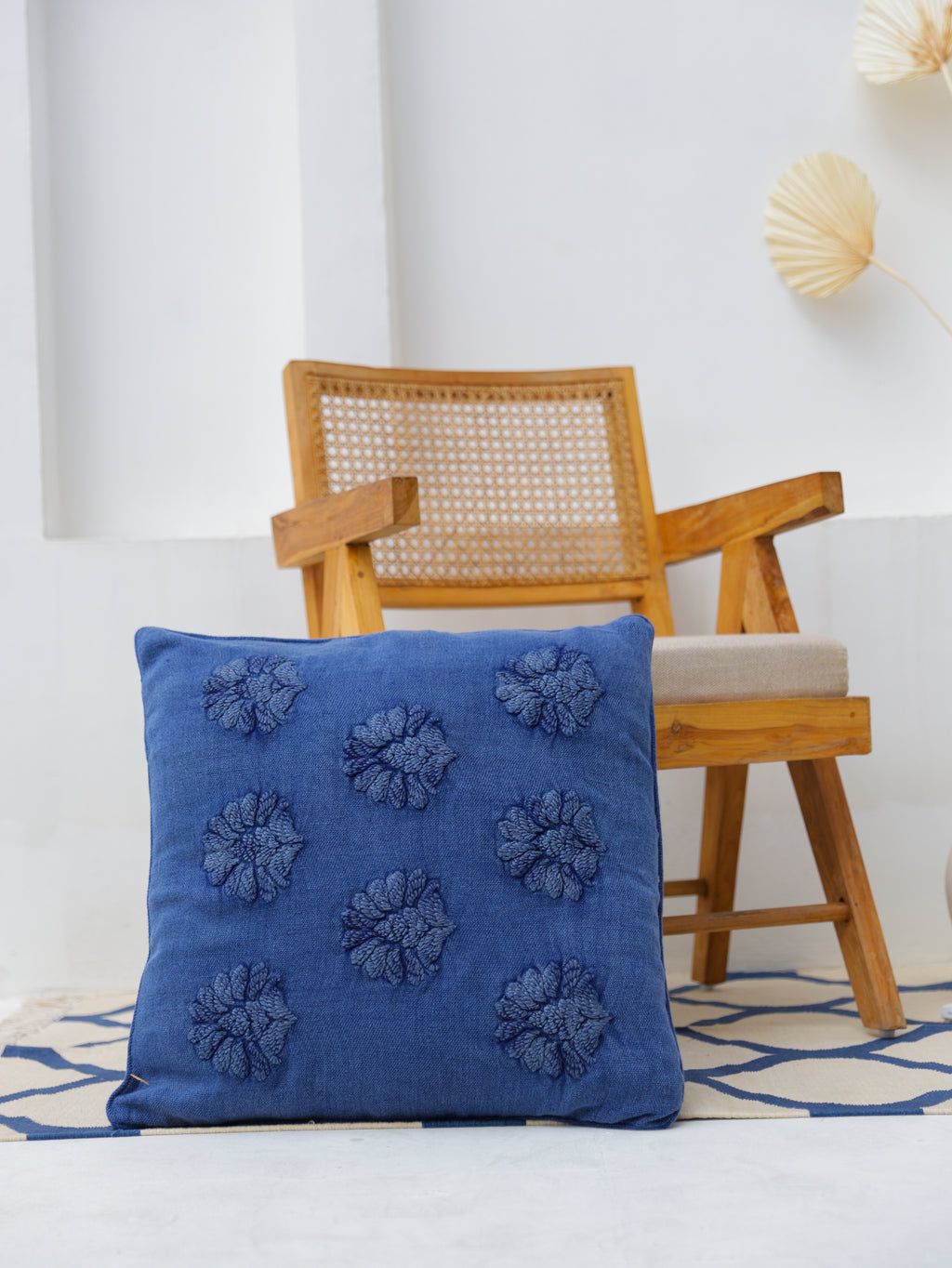 THE FLOWER MOTIF CUSHION