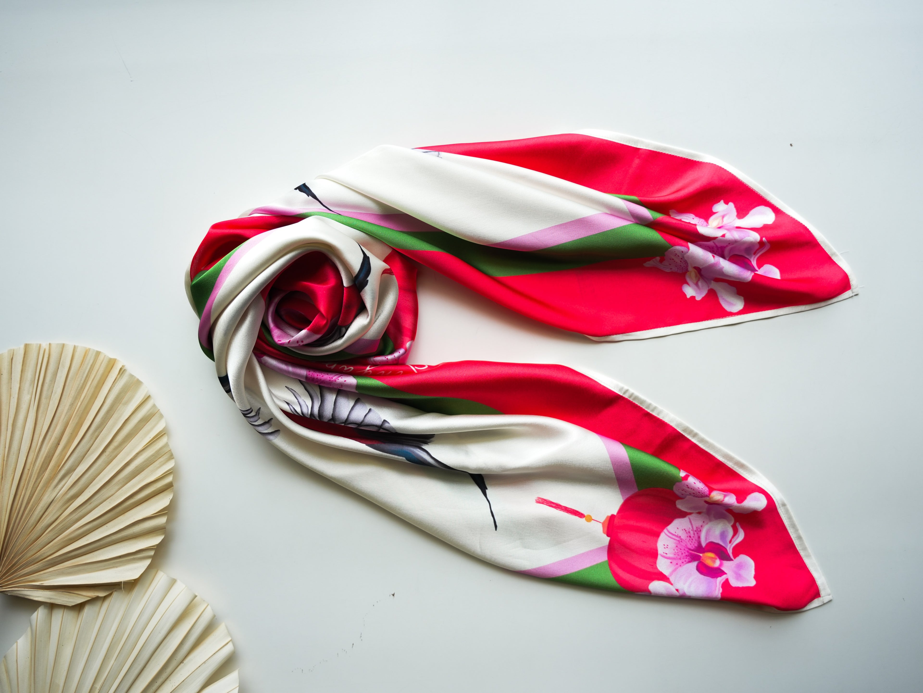 4 LANTERN SCARF GREEN BORDER