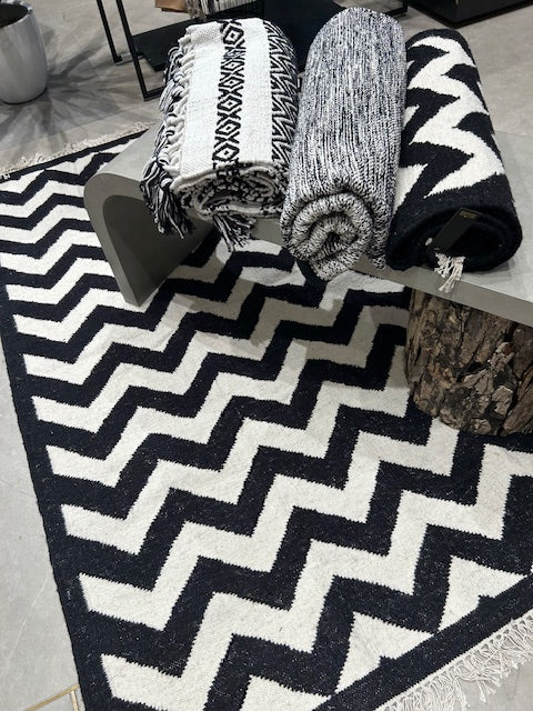 BLACK&WHITE 4X6 FEET CARPET