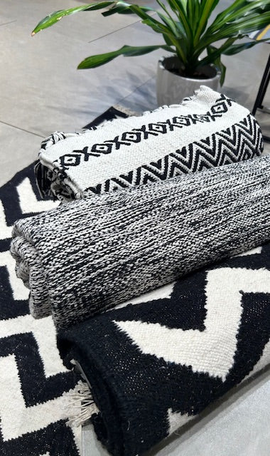 BLACK&WHITE 4X6 FEET CARPET