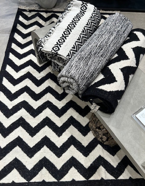 BLACK&WHITE 4X6 FEET CARPET